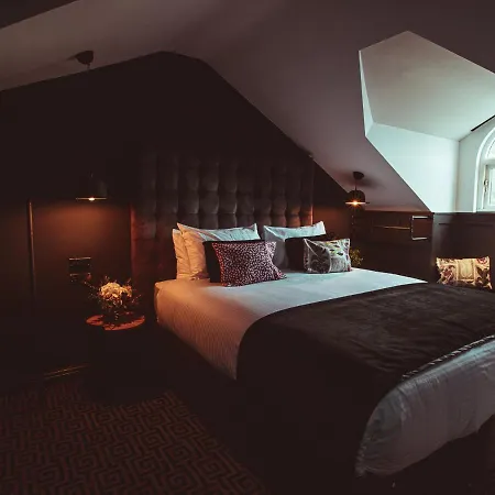 Wall Street Apartment *