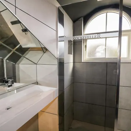 Wall Street Apartment *